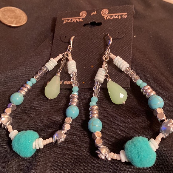 Bernie and Traci, Vintage BoHo Blue Beaded, Silvertone, Dangling Earrings 💙💚🍀 - Picture 4 of 4
